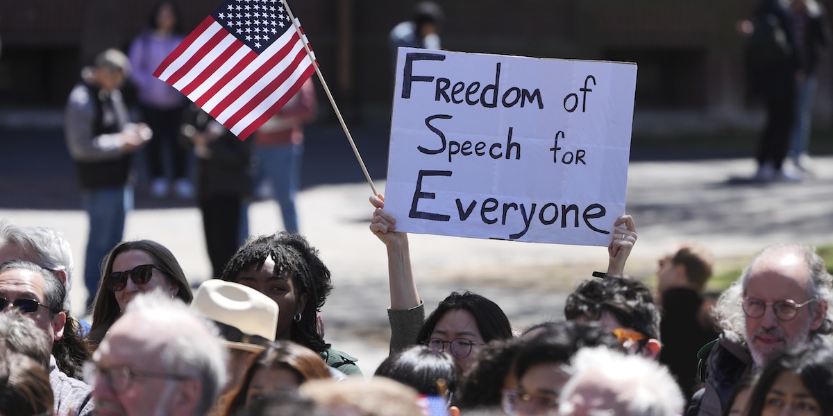 Una protesta antigovernativa di fronte all'università di Harvard, 17 aprile 2025 (AP Photo/Charles Krupa)