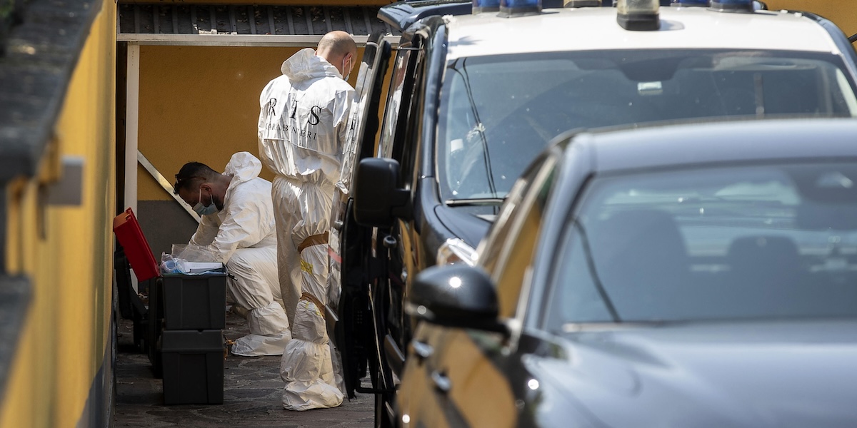 I carabinieri vicino al giardino di una villetta dove furono trovati i resti di un neonato a Traversetolo (Parma)
(ANSA/ELISABETTA BARACCHI)