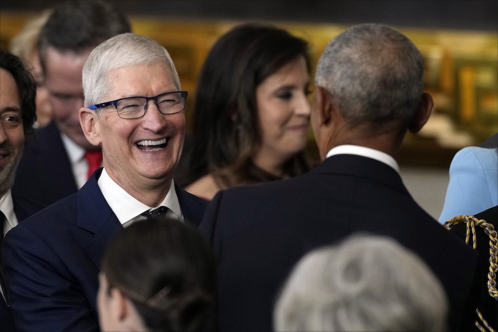 L'amministratore delegato di Apple, Tim Cook, alla cerimonia d'insediamento di Trump, lo scorso 20 gennaio