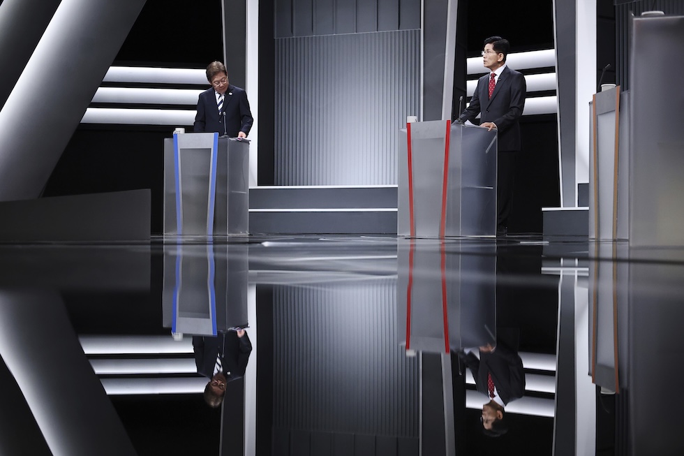 I candidati alle presidenziali Kim Moon-soo e Lee Jae-myung durante un dibattito in tv, il 23 maggio