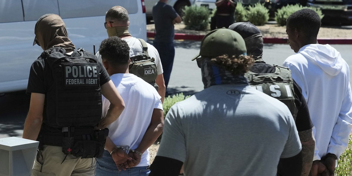 Dei poliziotti federali dopo l'arresto di due persone fuori da un tribunale che si occupa di immigrazione a Phoenix, in Arizona, 21 maggio 2025