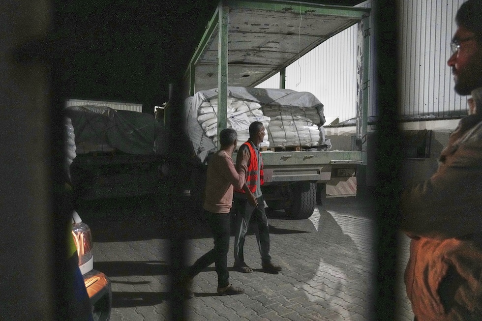 Camion carichi di cibo in un magazzino del Programma alimentare mondiale a Zawaida, nella parte centrale della Striscia di Gaza, il 21 maggio
