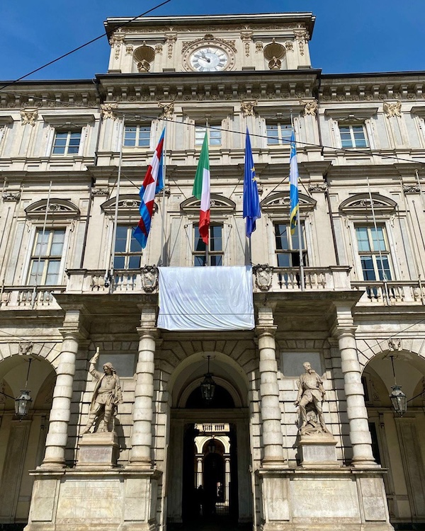Il telo bianco esposto fuori da Palazzo di Città, la sede del comune di Torino 