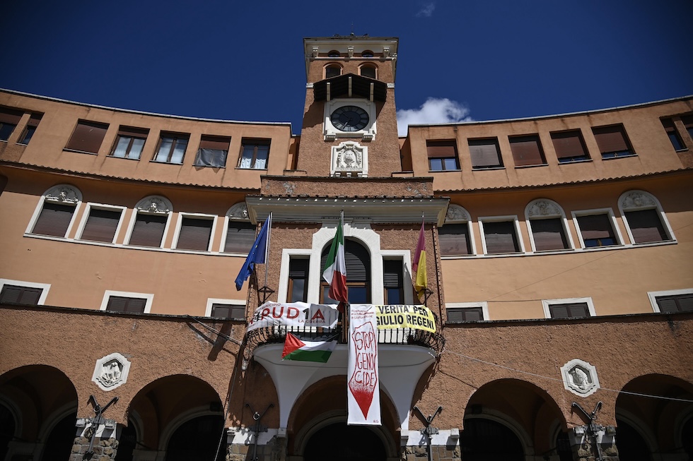 Un telo bianco con la scritta “Stop genocide” fatta dall'artista Harry Greb esposto fuori dalla sede del Municipio III dir Roma 