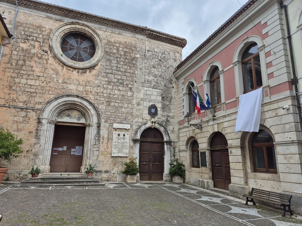 Il telo bianco esposto fuori dal comune di Isernia