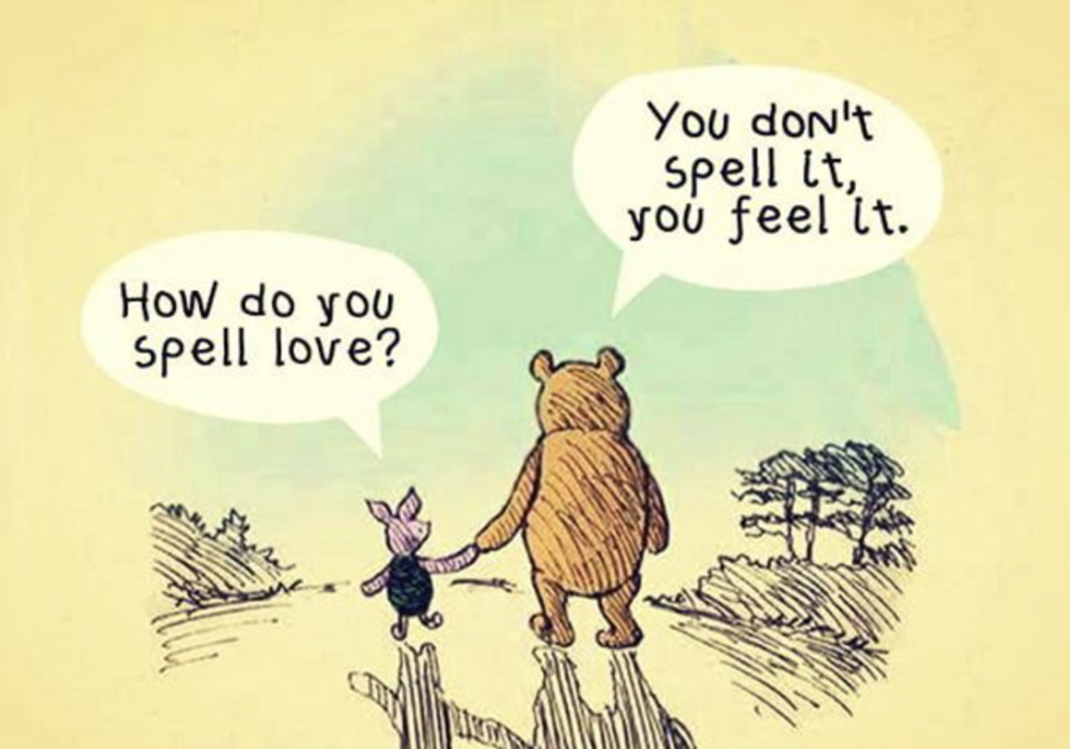 Illustrazione con Pimpi e Winnie the Pooh che si tengono per mano e dicono: «“Come si scrive amore?” “Non si scrive, si sente”»