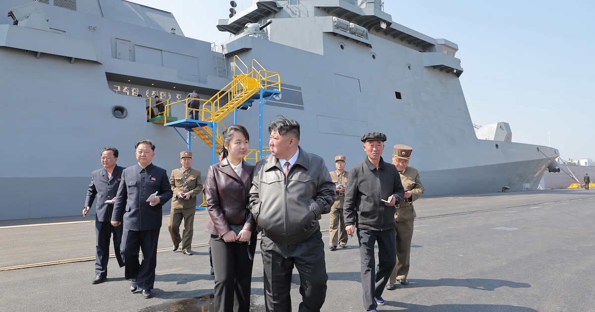 Kim Jong Un con la figlia Kim Ju Ae assiste al test militare di un altro cacciatorpediniere, il Choe Hyon il 28 aprile (EPA/KCNA)