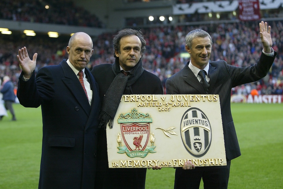 L'ex capitano del Liverpool Phil Neal (sinistra), l'ex centrocampista della Juventus Michel Platini (centro) e l'ex allenatore del Liverpool Jan Rush (sinistra) presentano una nuova placca commemorativa prima della partita di andata tra Liverpool e Juventus, 5 aprile 2025 (Alessandro Falzone/Lapresse)