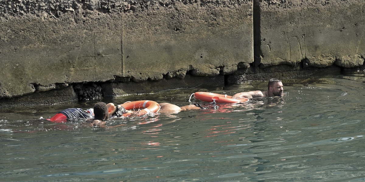 Alle Canarie una barca con oltre 100 persone migranti a bordo si è ribaltata durante le operazioni di soccorso: sette di loro sono morte