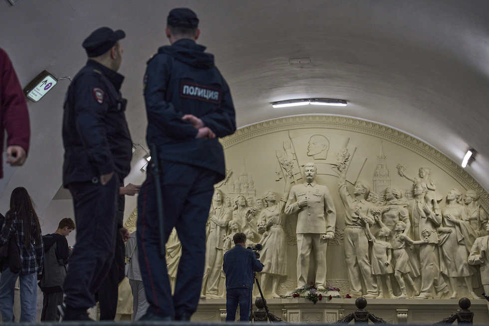 La statua di Stalin alla stazione Taganskaya della metropolitana di Mosca, 21 maggio 2025 