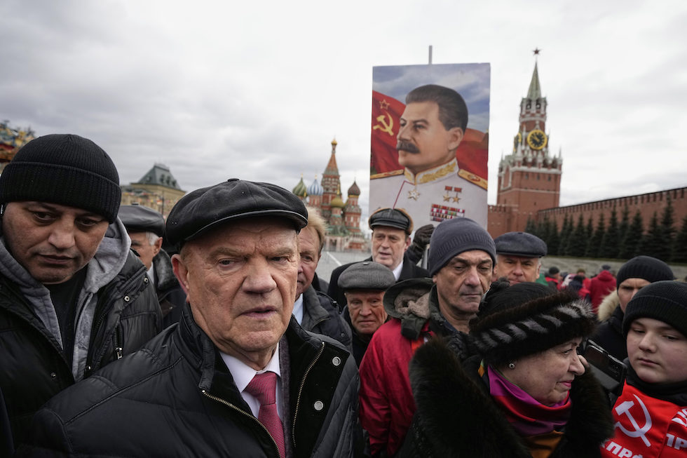 Il segretario del Partito Comunista russo, Gennady Zyuganov, a una manifestazione per il 72esimo anniversario della morte di Stalin, nella Piazza Rossa di Mosca, il 5 marzo 2025 