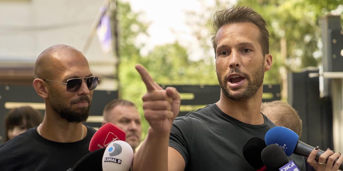 Andrew Tate, sulla sinistra, e suo fratello Tristan, a destra, fuori da una stazione di polizia in Romania il 21 maggio 2025 (AP Photo/Vadim Ghirda)