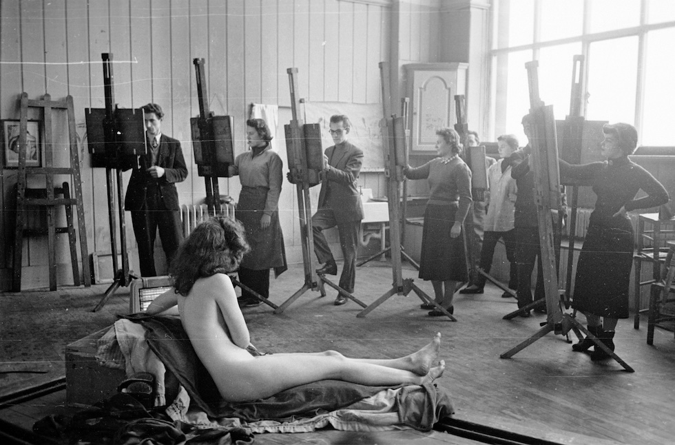 Una lezione di disegno dal vero all'università di Edimburgo, in Scozia, nel 1954 (Haywood Magee/Picture Post/Hulton Archive/Getty Images)