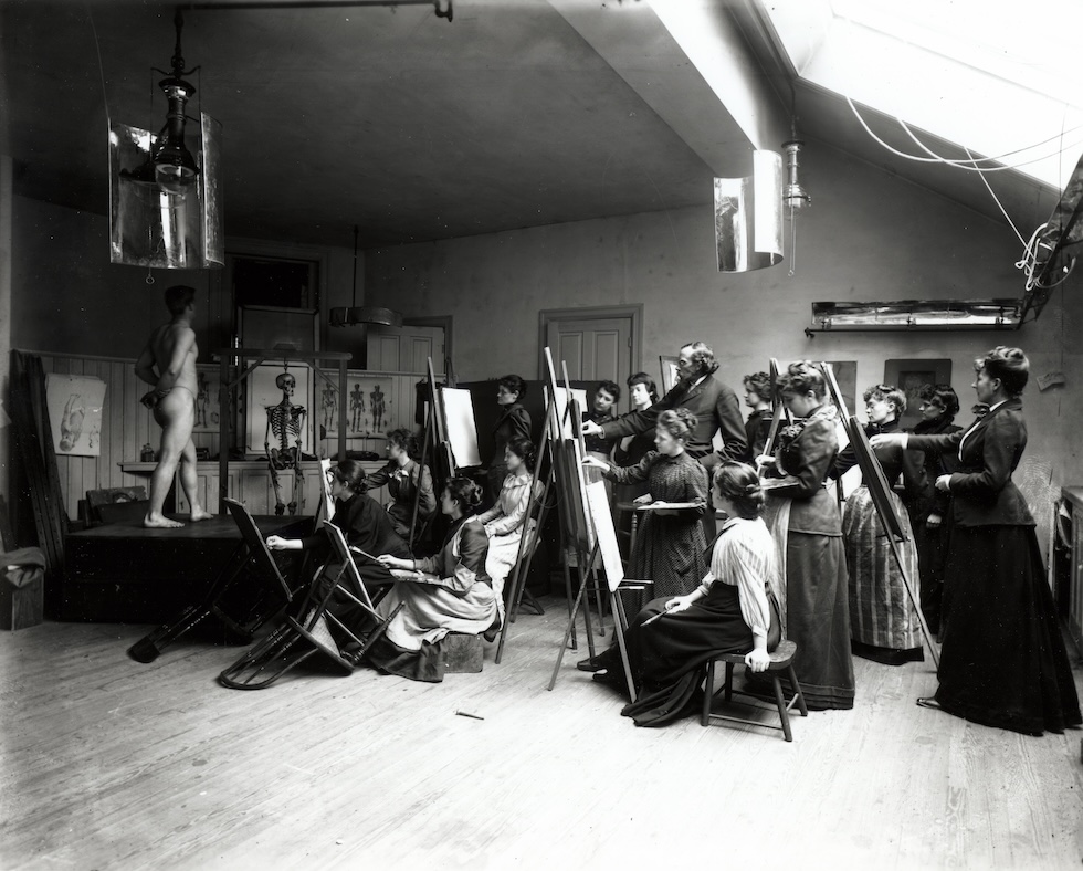 Una lezione di disegno con un modello vivente all'inizio del Novecento (Vintage Images/Getty Images)