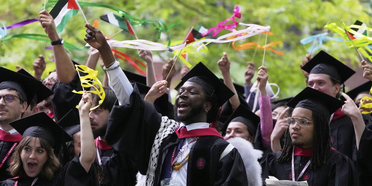 Studenti durante la cerimonia per la laurea ad Harvard, 29 maggio 2025 (AP Photo/Charles Krupa)