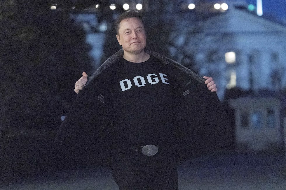 Elon Musk mostra una maglietta con scritto DOGE, marzo 2025
