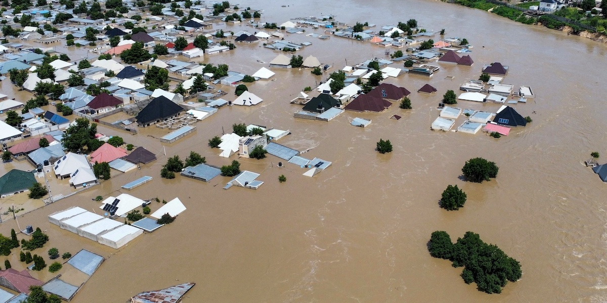 Un’inondazione ha sommerso una cittadina in Nigeria: più di 100 persone sono morte