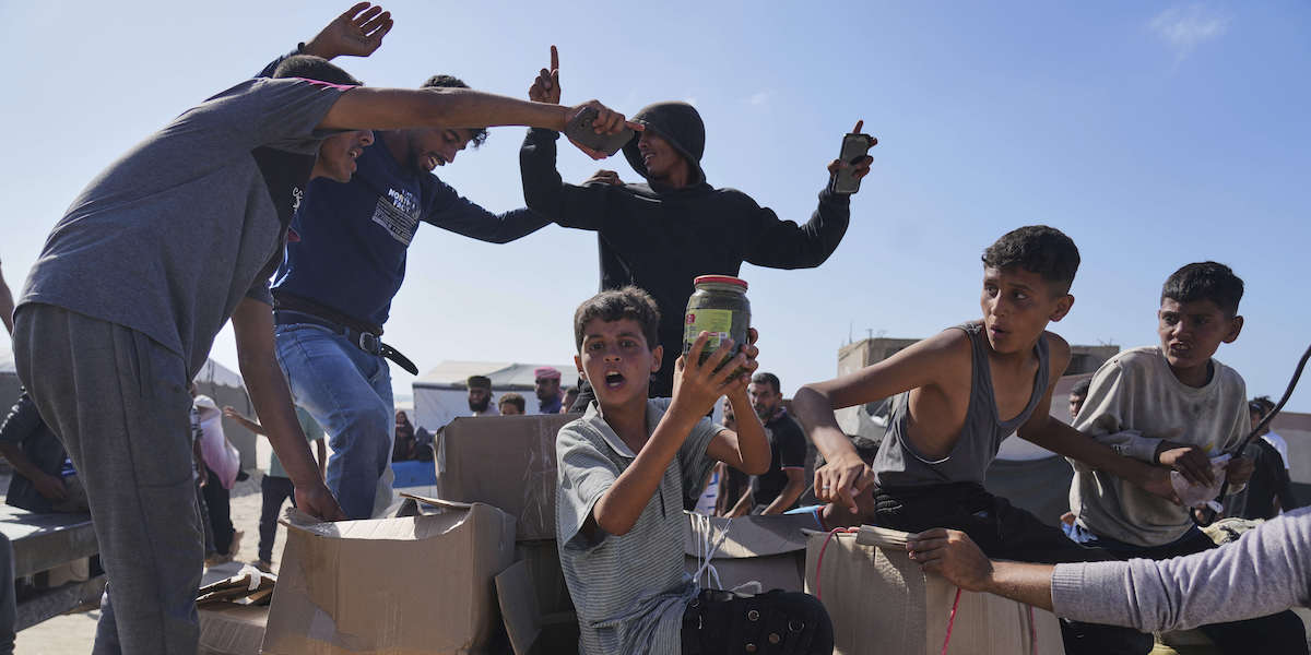 Almeno 30 palestinesi sono stati uccisi in un attacco israeliano vicino a un centro di distribuzione di cibo e medicine a Rafah
