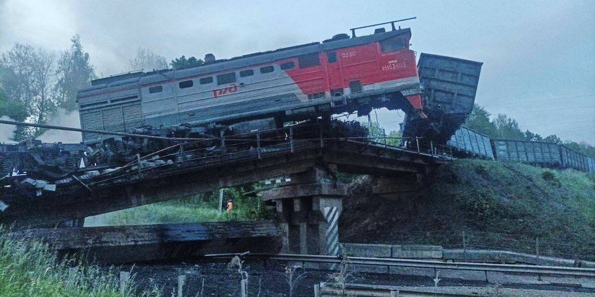 In Russia sono crollati due ponti a distanza di poche ore: in uno degli incidenti sono morte 7 persone