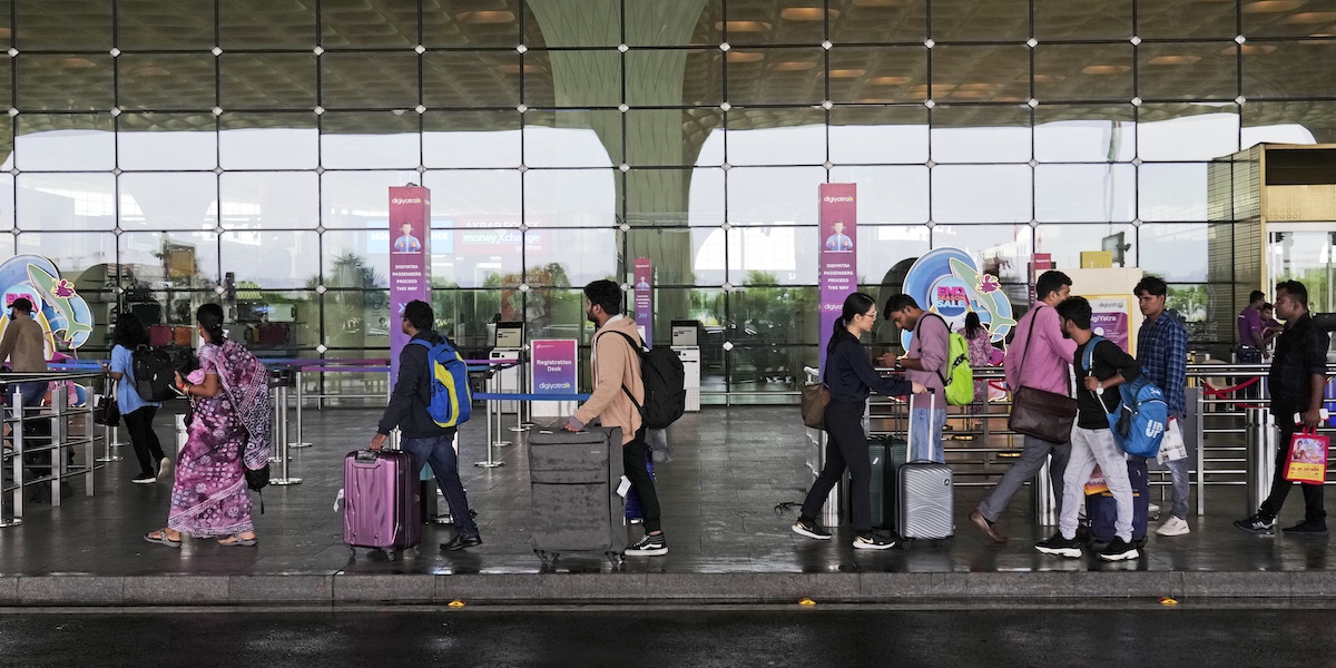 All’aeroporto di Mumbai è stato arrestato un uomo che aveva 47 serpenti velenosi e 5 tartarughe nel bagaglio