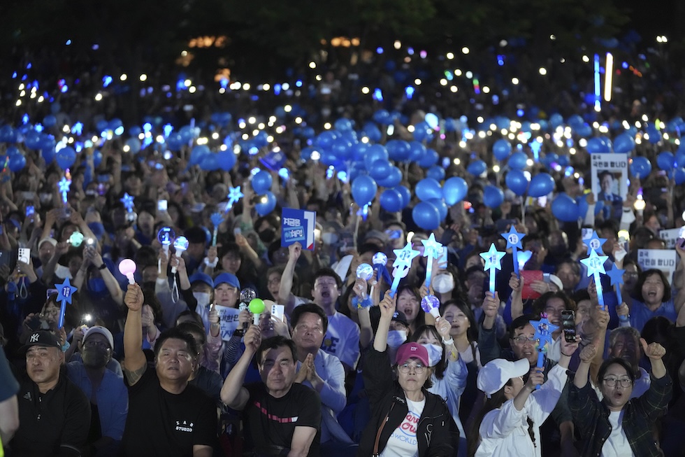 Sostenitori del Partito Democratico di Lee Jae-myung festeggiano in piazza a Seul, il 2 giugno 