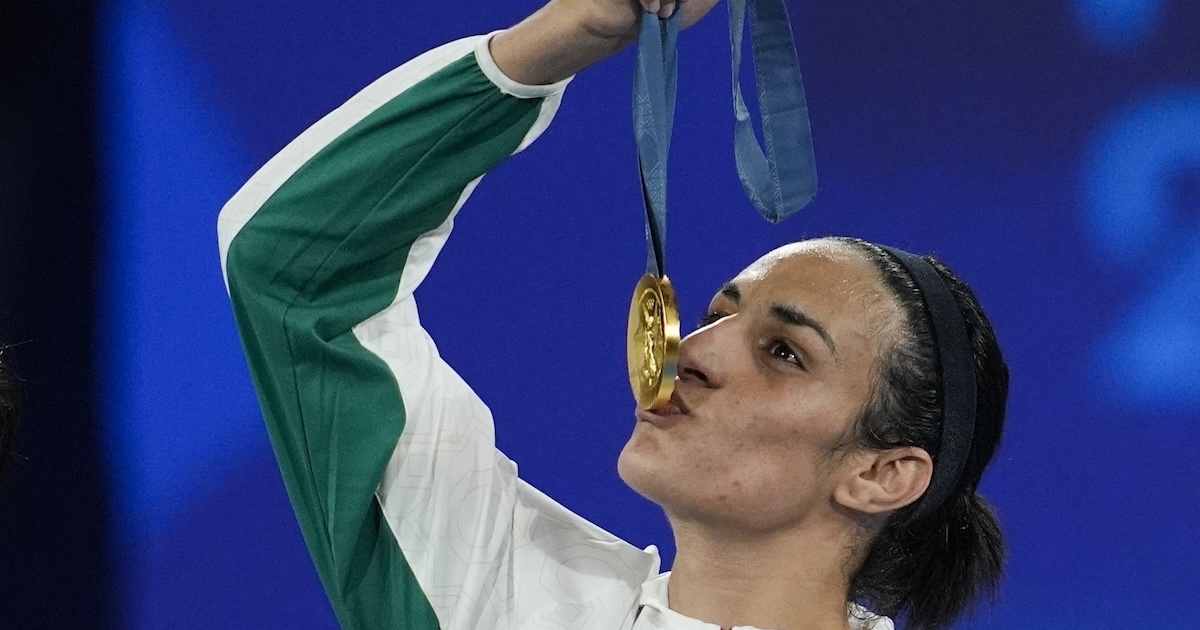 Imane Khelif bacia la medaglia d'oro vinta alle Olimpiadi