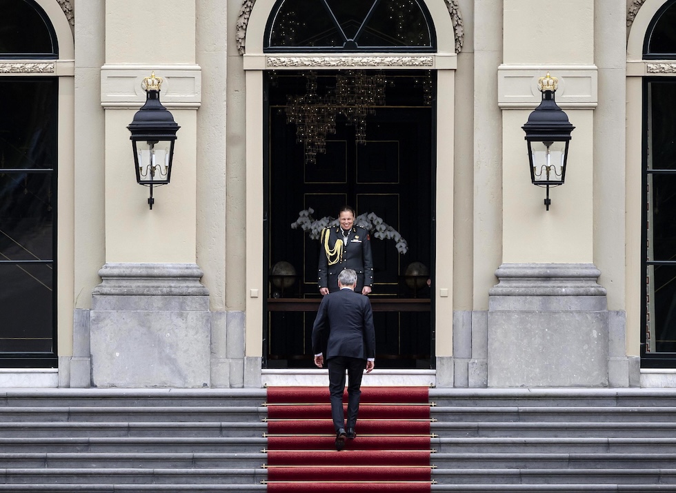 Il primo ministro nederlandese Dick Schoof, di spalle, va a presentare le dimissioni al re Willem-Alexander nel palazzo reale all'Aia, Paesi Bassi, 3 giugno 2025