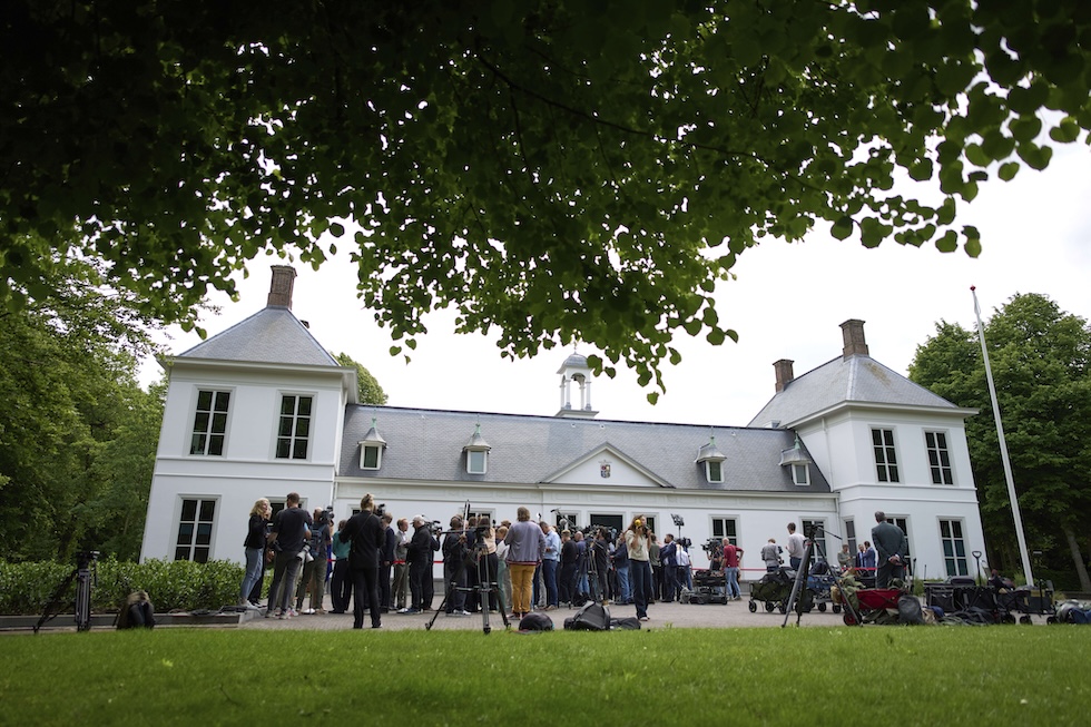 Giornalisti in attesa fuori dalla residenza del primo ministro all'Aia, il 3 giugno