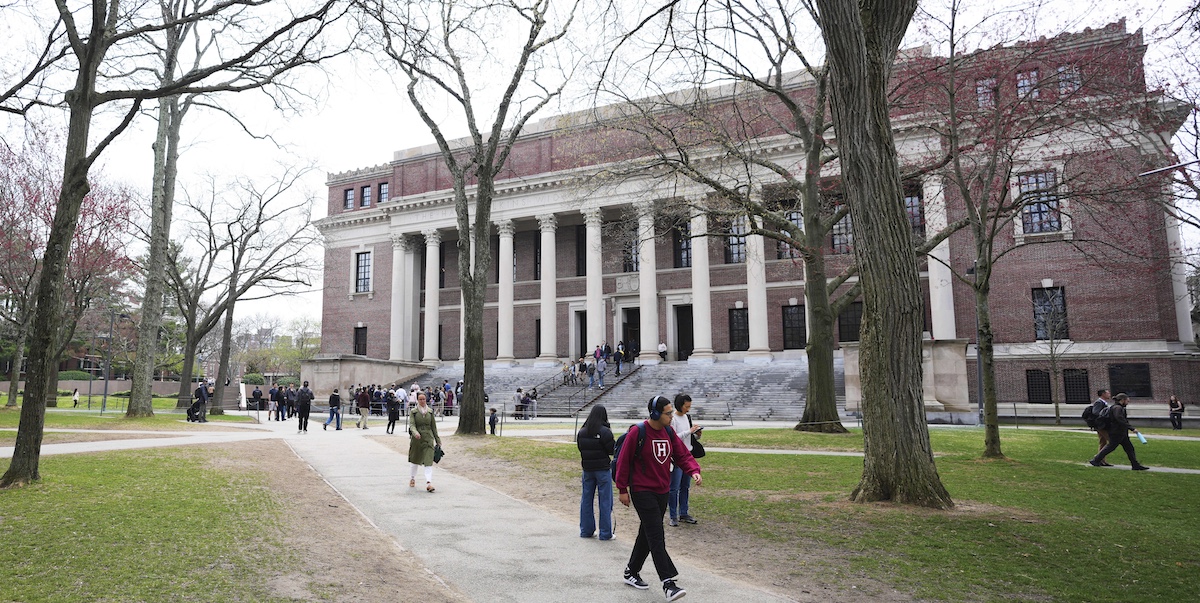 Trump ha vietato agli studenti stranieri di Harvard di entrare negli Stati Uniti, ma la misura è stata sospesa da un tribunale