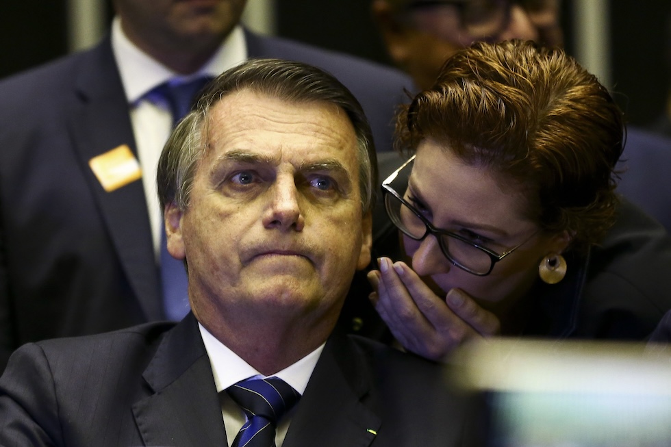 Zambelli parla con Bolsonaro in parlamento ai tempi in cui lui era presidente, nell'ottobre del 2019 