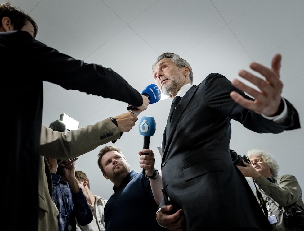 Il primo ministro uscente, Dick Schoof, parla coi giornalisti, il 4 giugno 