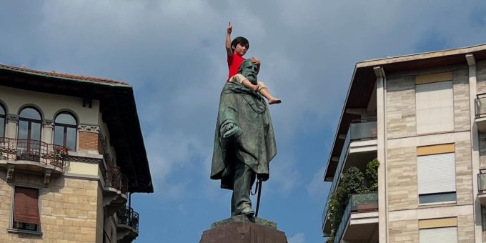 Cosa ci fa un bambino sulle spalle della statua di Garibaldi, a Bergamo