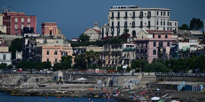 In provincia di Napoli un ragazzo di 18 anni è stato ucciso a coltellate in spiaggia