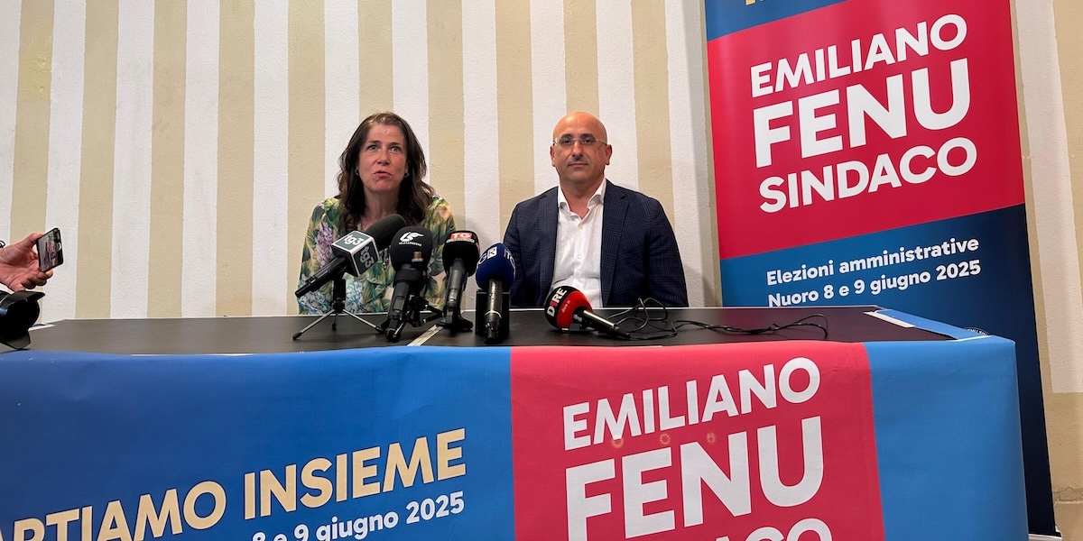 La presidente della Sardegna, Alessandra Todde, con Emiliano Fenu in una conferenza stampa dopo le elezioni (ANSA/UFFICIO STAMPA)