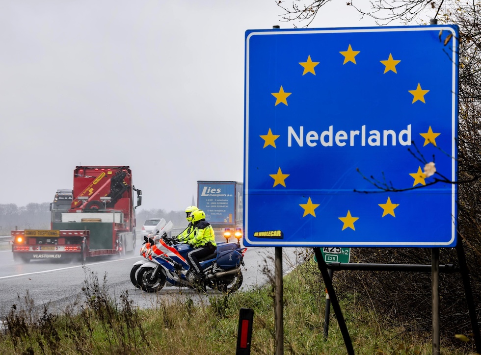 Un posto di blocco della Marechaussee, la polizia militare nederlandese, sul confine con la Germania, lo scorso 9 dicembre