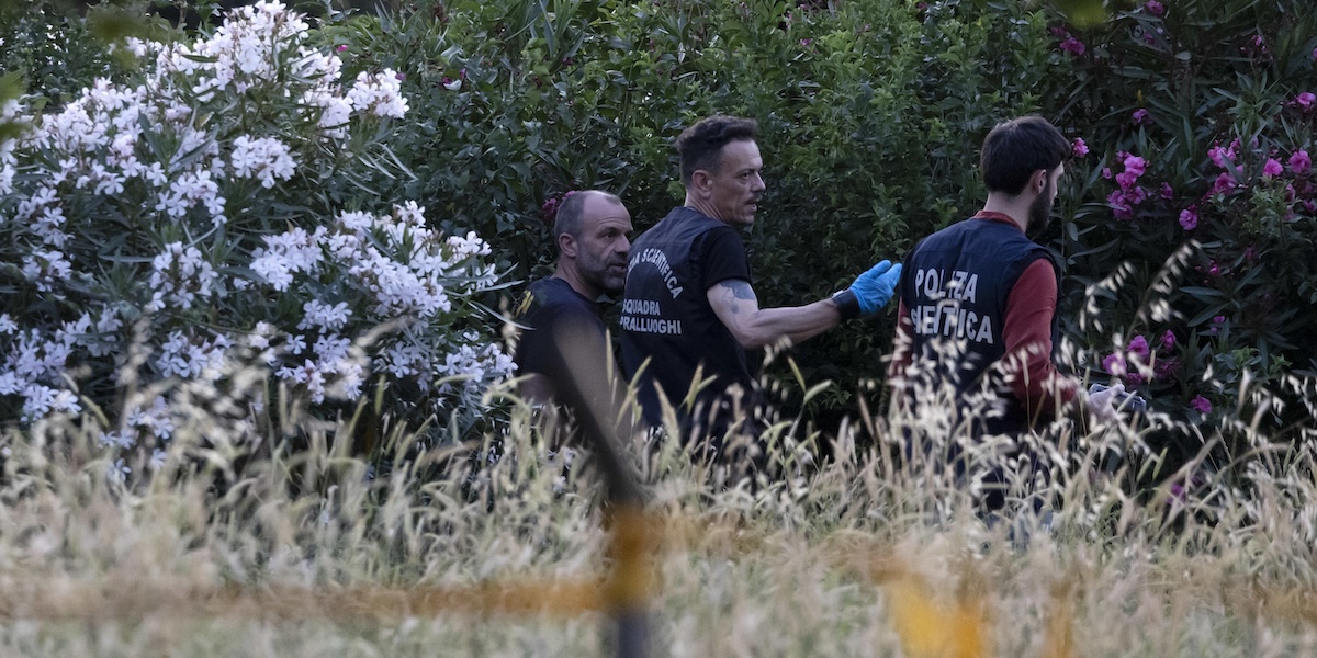 Persone al lavoro nell'area di Villa Pamphili in cui sono stati trovati i cadaveri della donna e della bambina