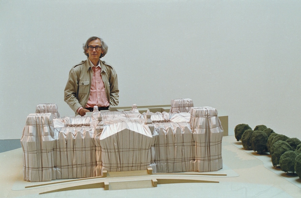 Christo con il modello dell'opera, durante una conferenza stampa del 1994 a Berlino