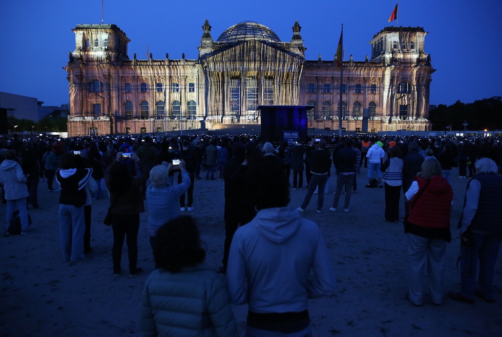 L'installazione luminosa per il trentennale dell'opera di Christo, sulla facciata del Bundestag, il 9 giugno