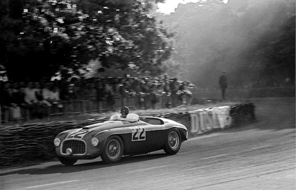 Luigi Chinetti alla guida di una macchina della Ferrari durante il debutto della casa automobilistica italiana alla 24 ore di Le Mans, 25-26 giugno 1949 (Klemantaski Collection/Getty Images)