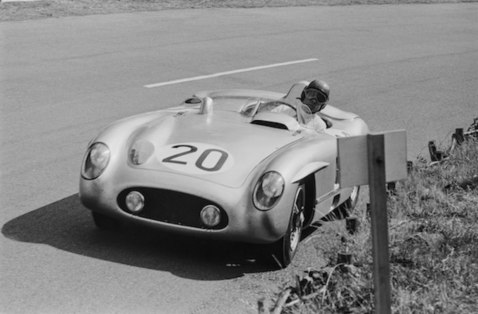 Pierre Levegh sulla Mercedes-Benz 300 SRL durante la gara dell'11 giugno 1955 (Bernard Cahier/Getty Images)