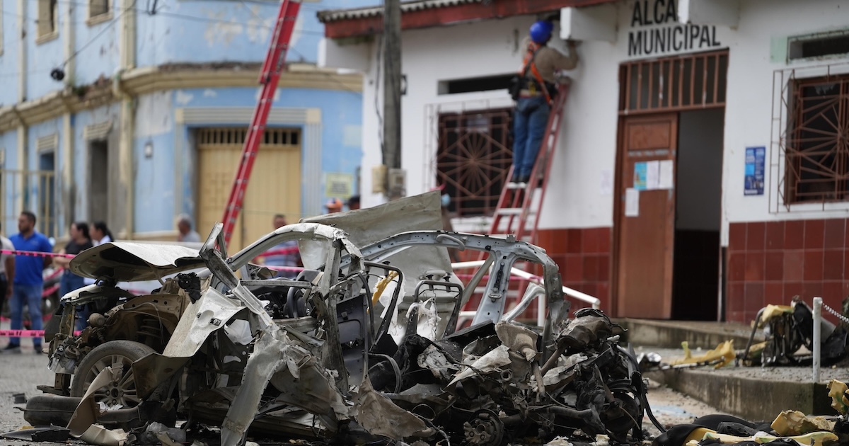 Un'autobomba esplosa a Corinto, nella zona di Cali, Colombia, 10 giugno 2025 (EPA/ERNESTO GUZMAN via ANSA)