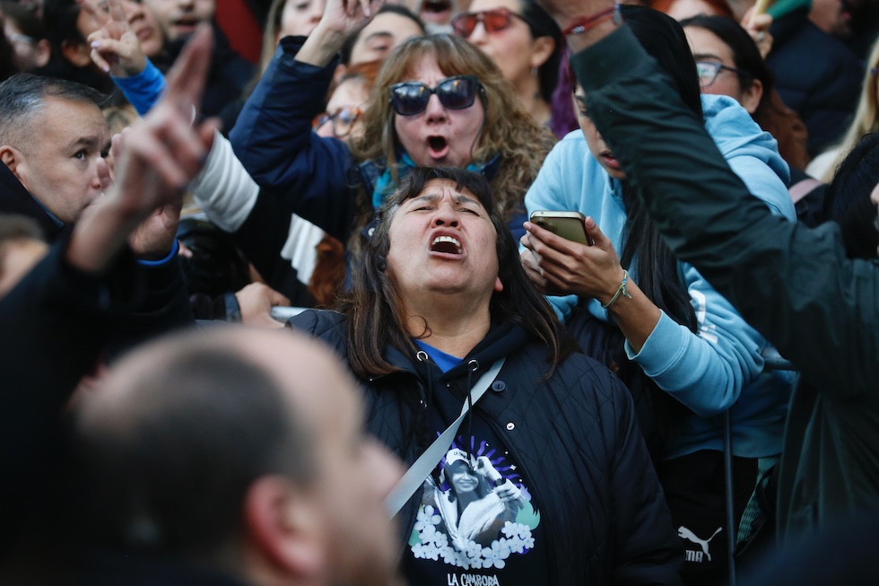 Sostenitori di Cristina Kirchner reagiscono alla notizia della sua condanna, Buenos Aires 10 giugno 2025