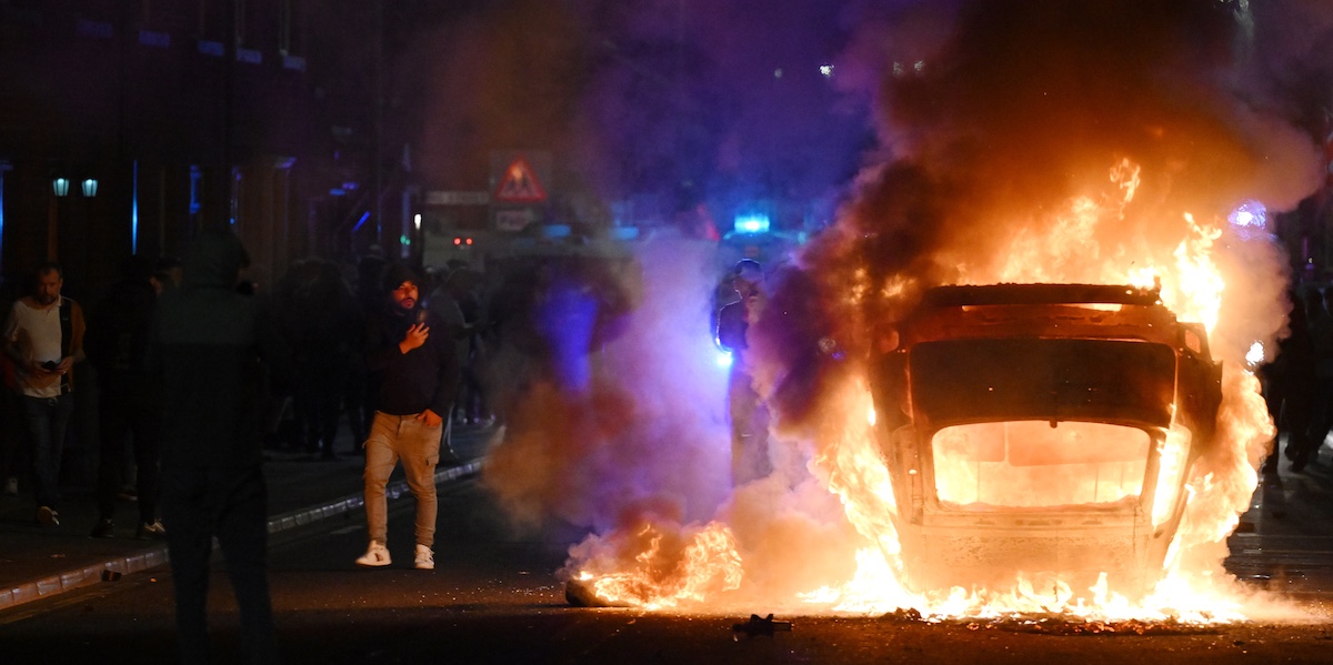 Lunedì e martedì ci sono state violente proteste a Ballymena, in Irlanda del Nord, per un caso di presunta violenza sessuale