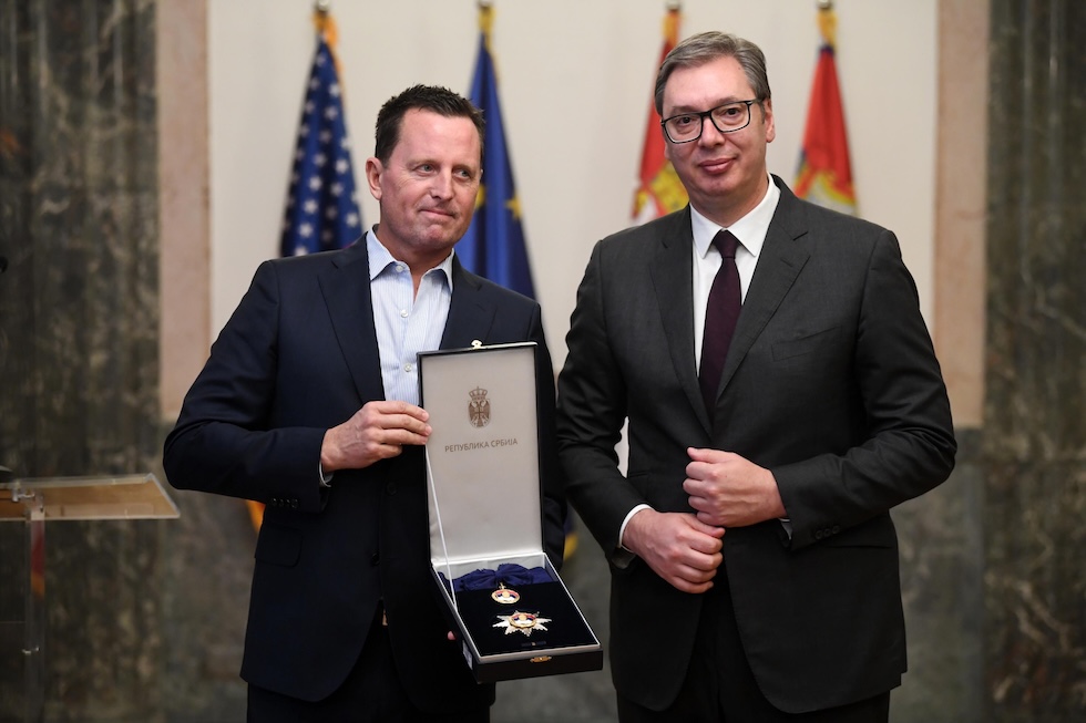 Richard Grenell riceve un'onorificenza dal presidente serbo Aleksandar Vučić, nell'ottobre del 2023