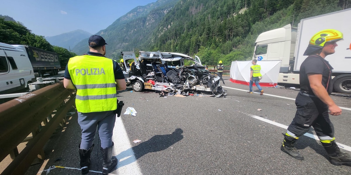 I rilievi e i soccorsi dopo l'incidente (ANSA/NPK)