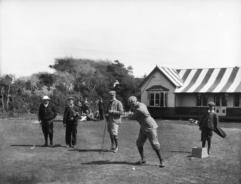 Sullo sfondo, alcuni giovani caddie di un golf club del Somerset, Inghilterra, 1898 (English Heritage/Heritage Images/Getty Images)