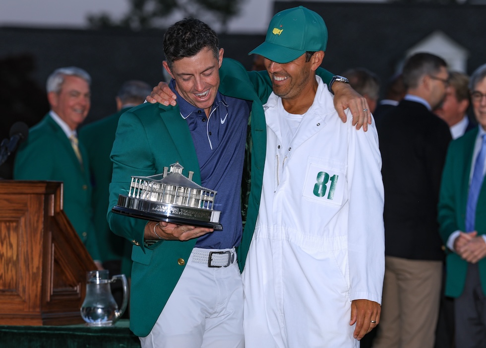 Il golifista Rory McIlroy insieme al suo caddie Harry Diamond durante la premiazione dell'Augusta Masters, 13 aprile 2025 (David Cannon/Getty Images)