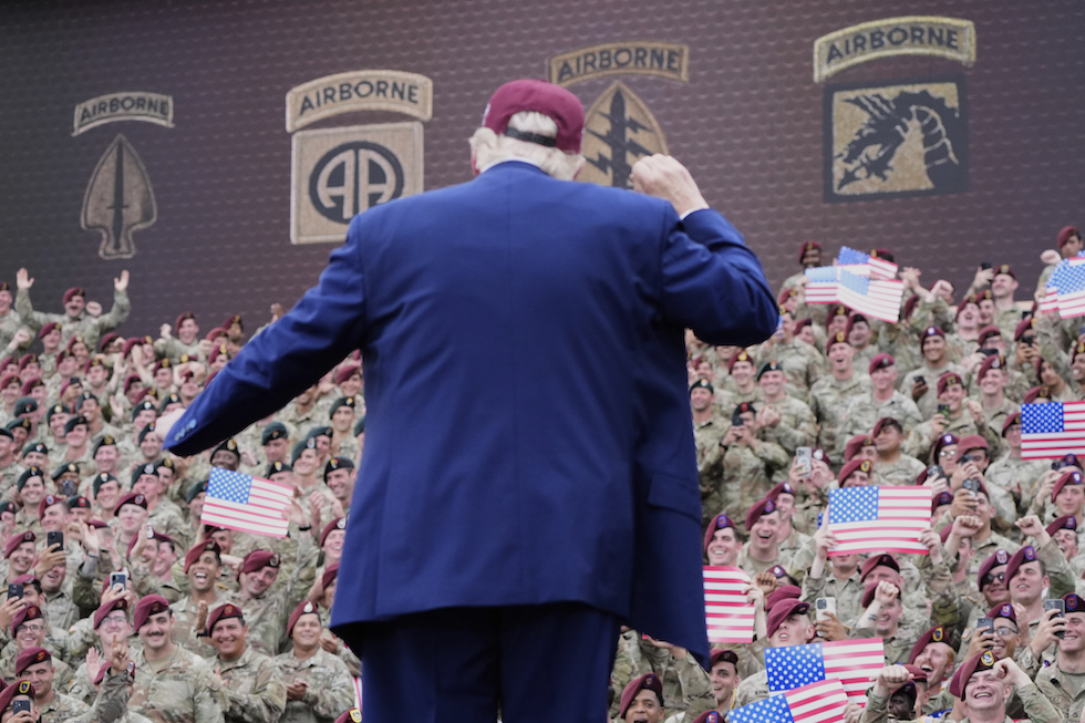 Trump balla davanti ai soldati dopo un suo discorso a Ford Bragg, 10 giugno 2025