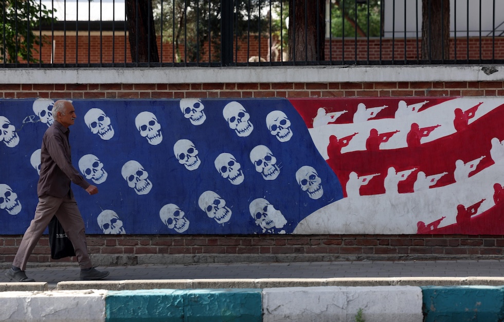 Un murales antiamericano a Teheran, fotografato il 5 giugno