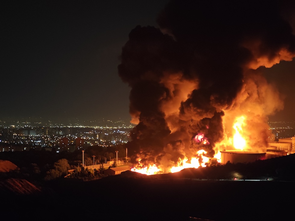 Il deposito di Shahran in fiamme, il 15 luglio a Teheran